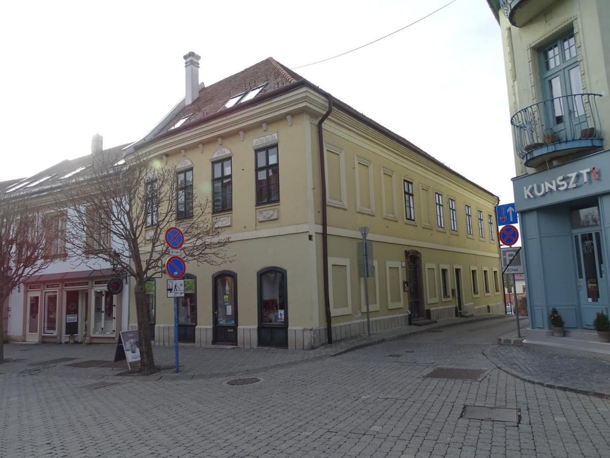 Ovaros Apartman Veszprem Bagian luar foto